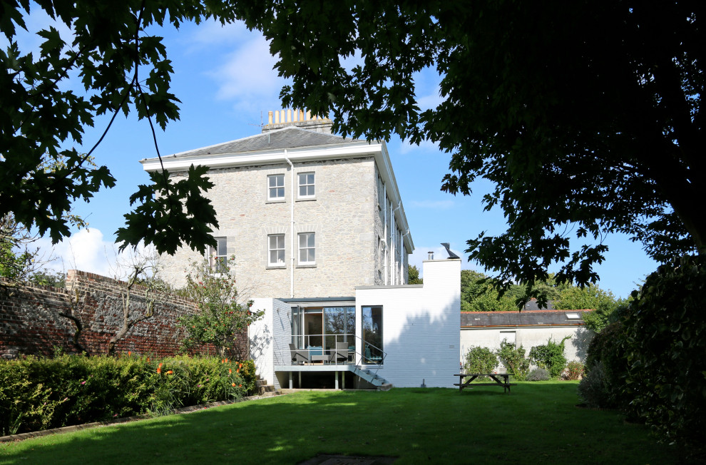 Mittelgroße, Vierstöckige Retro Doppelhaushälfte mit Backsteinfassade und Blechdach in Devon
