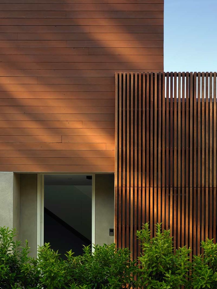Foto de fachada moderna con revestimiento de madera