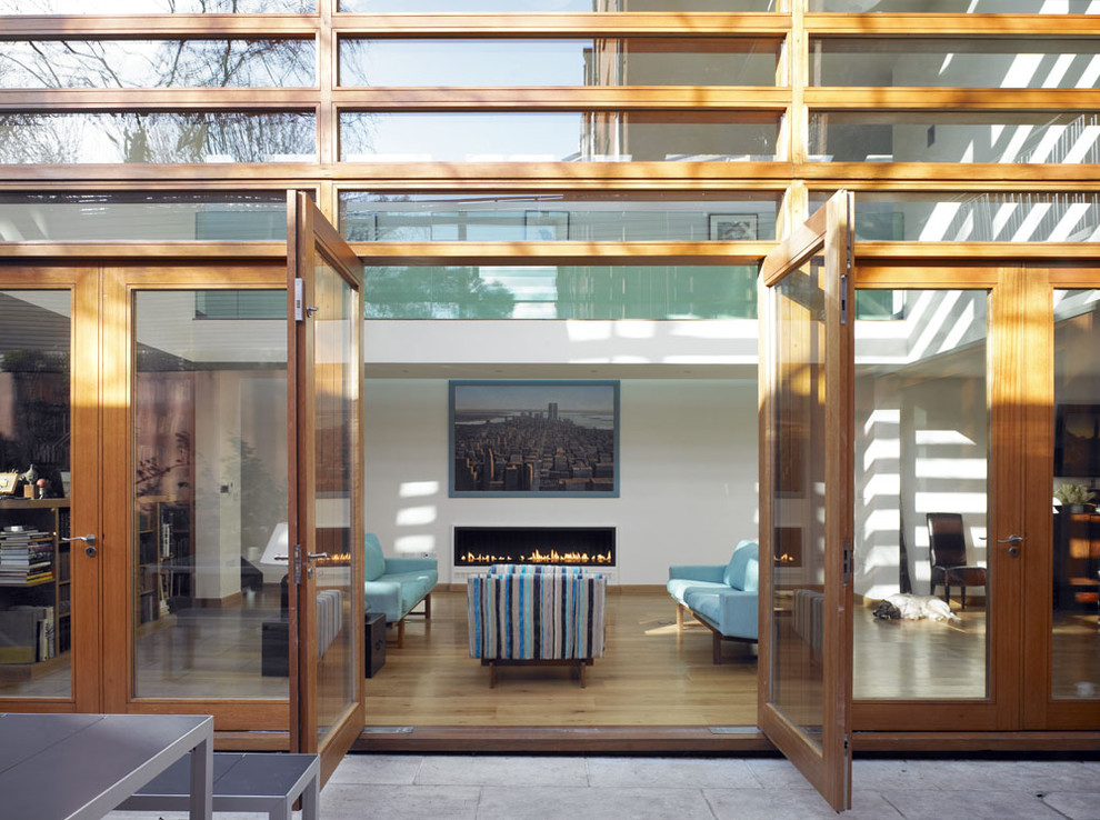 Inspiration pour une façade de maison minimaliste en verre.