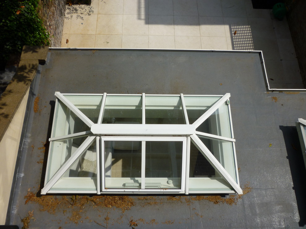 Foto della facciata di una casa moderna con tetto a padiglione
