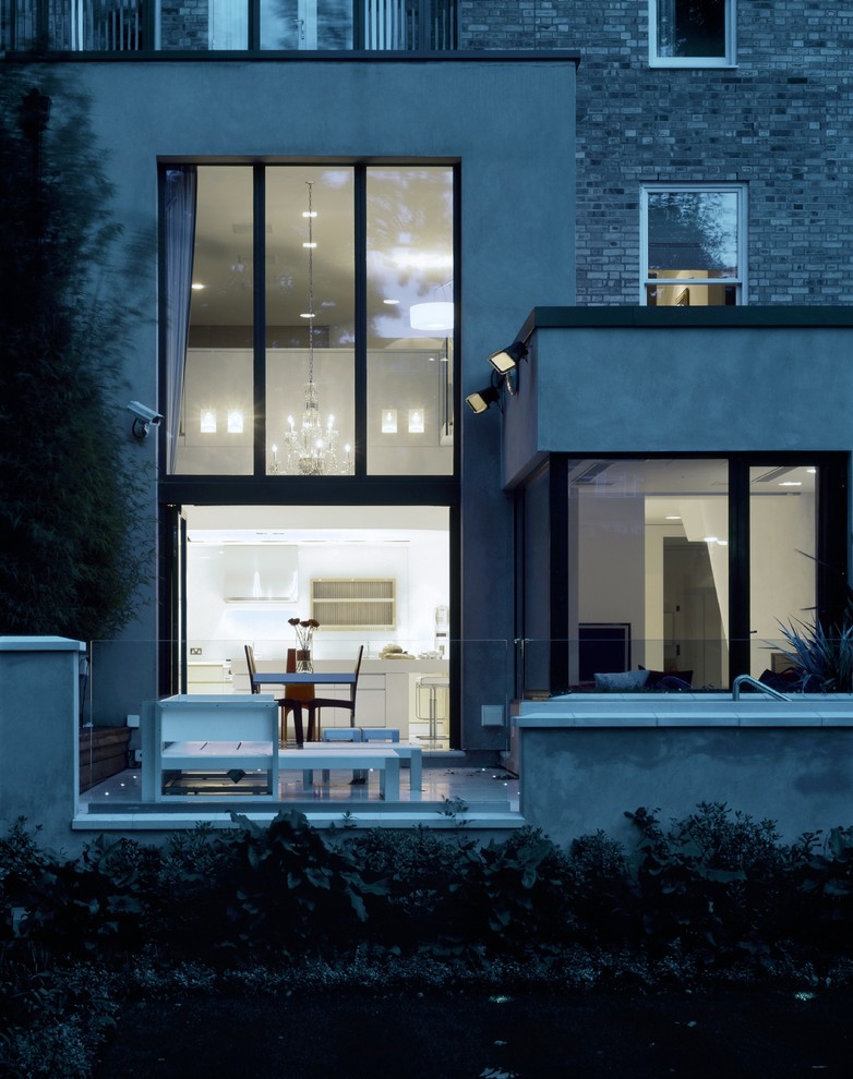 This is an example of an expansive contemporary house exterior in London.