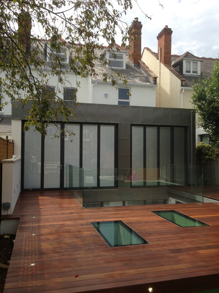 ロンドンにあるコンテンポラリースタイルのおしゃれな家の外観 (メタルサイディング、デュープレックス) の写真