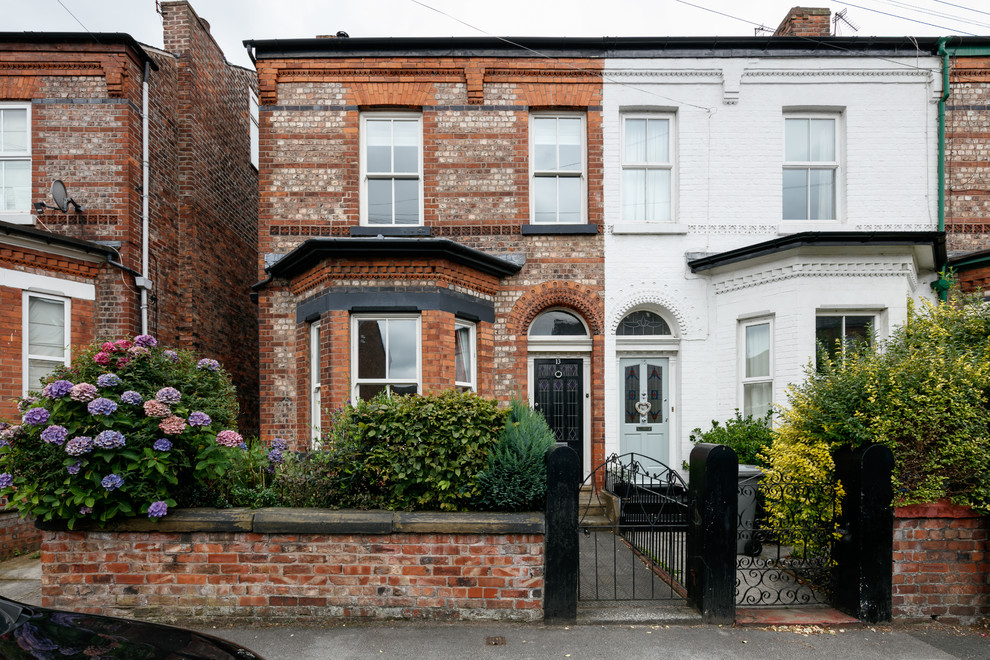 マンチェスターにあるトラディショナルスタイルのおしゃれな家の外観 (レンガサイディング、タウンハウス) の写真