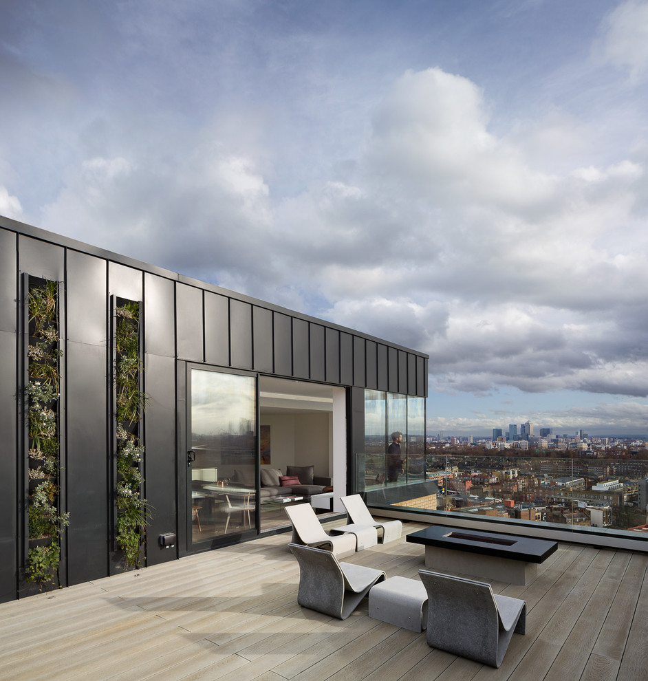 Modernes Haus mit Metallfassade und schwarzer Fassadenfarbe in London