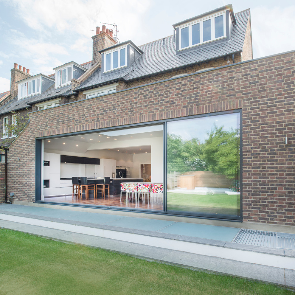 Ispirazione per la facciata di una casa marrone contemporanea con rivestimento in mattoni e tetto piano