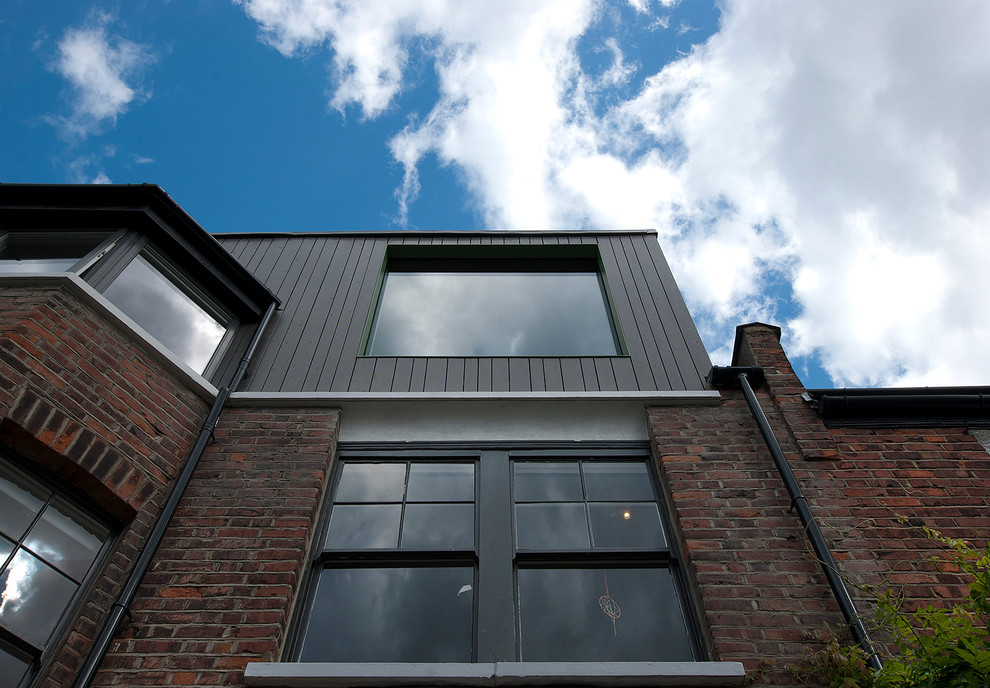 Idee per la facciata di una casa a schiera grigia moderna a tre piani di medie dimensioni con rivestimento in legno, tetto piano e copertura mista