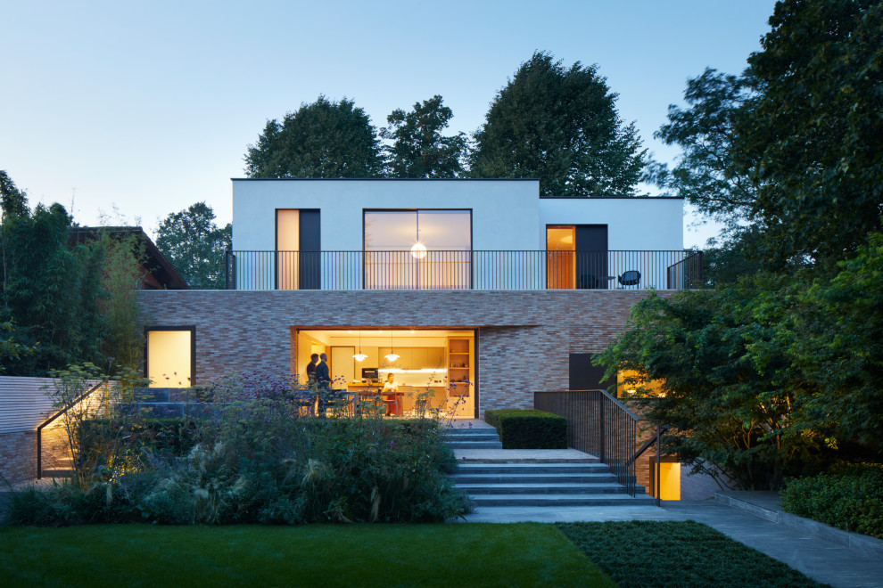 Стильный дизайн: большой, трехэтажный, кирпичный, разноцветный частный загородный дом в современном стиле с плоской крышей - последний тренд
