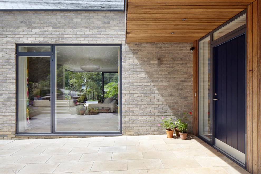 Design ideas for a contemporary house exterior in Hampshire.