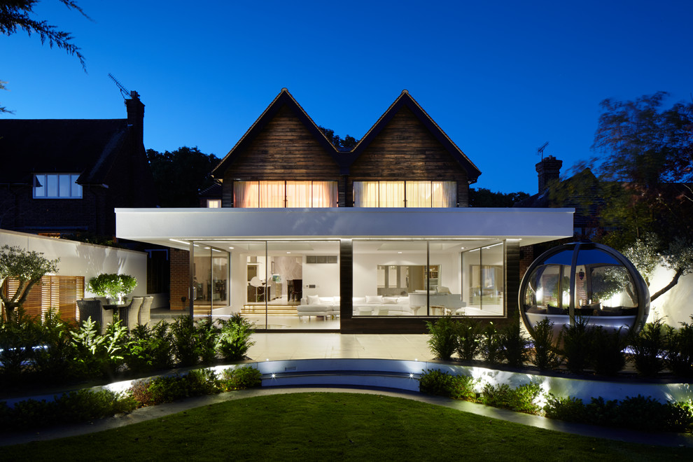 Réalisation d'une façade de maison multicolore minimaliste à un étage avec un revêtement mixte et un toit à deux pans.