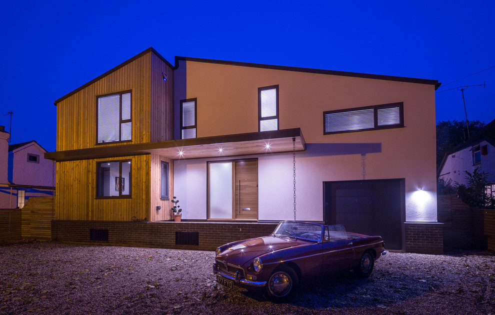 Mittelgroße, Zweistöckige Moderne Holzfassade Haus mit weißer Fassadenfarbe und Satteldach in London