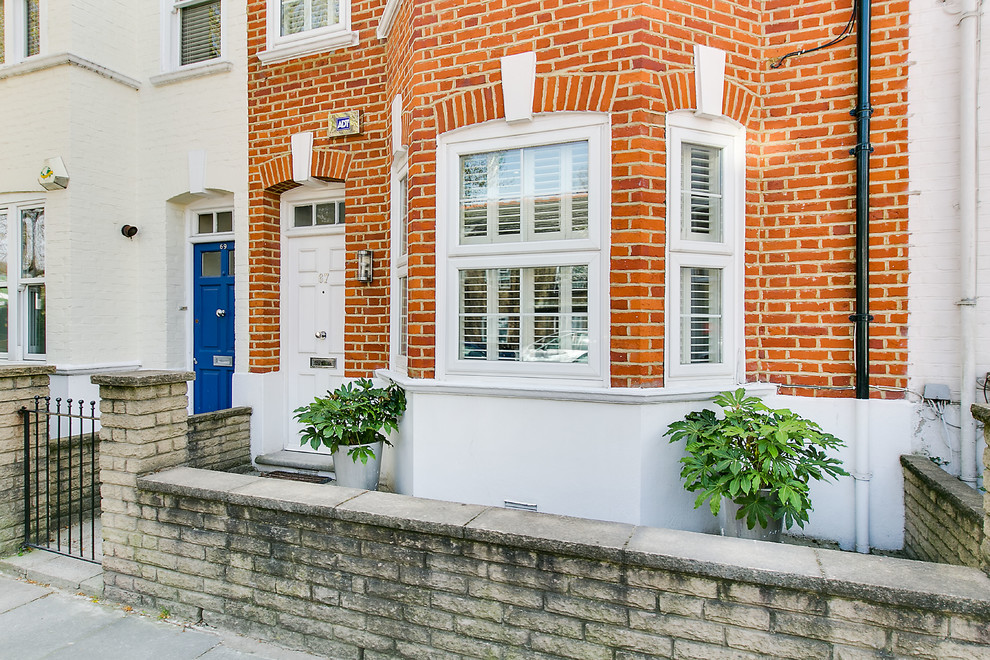 ロンドンにある低価格の中くらいなトランジショナルスタイルのおしゃれな家の外観 (レンガサイディング) の写真