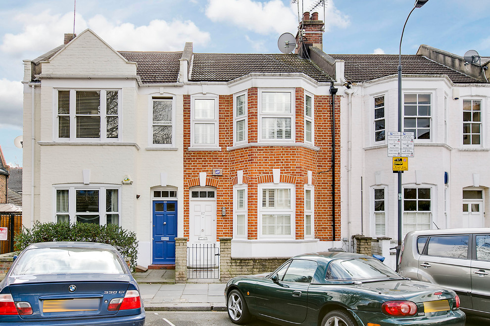 ロンドンにある低価格の中くらいなトランジショナルスタイルのおしゃれな家の外観 (レンガサイディング) の写真