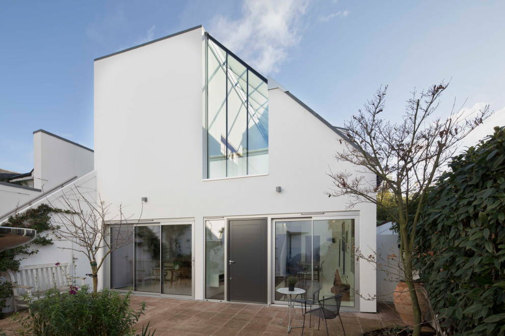 Diseño de fachada de casa blanca actual de tamaño medio de dos plantas