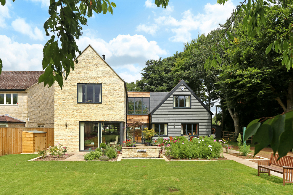 Mittelgroßes, Zweistöckiges Modernes Haus mit bunter Fassadenfarbe, Satteldach und Ziegeldach in Wiltshire