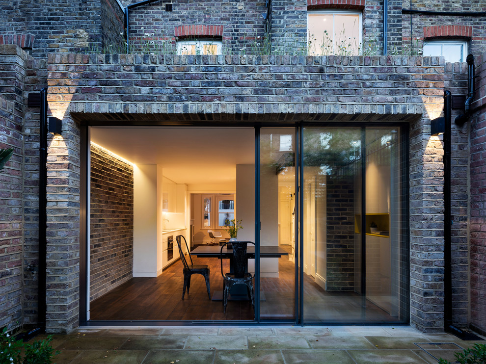 Mittelgroßes, Zweistöckiges Modernes Haus mit Backsteinfassade und Flachdach in London