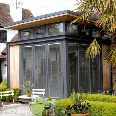 Kleines, Einstöckiges Modernes Haus mit Glasfassade, weißer Fassadenfarbe und Flachdach in West Midlands