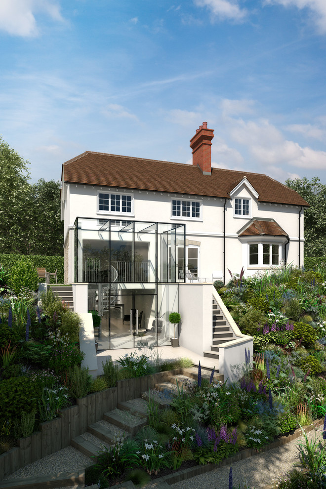 Dreistöckiges Modernes Haus mit Putzfassade, beiger Fassadenfarbe und Satteldach in Surrey