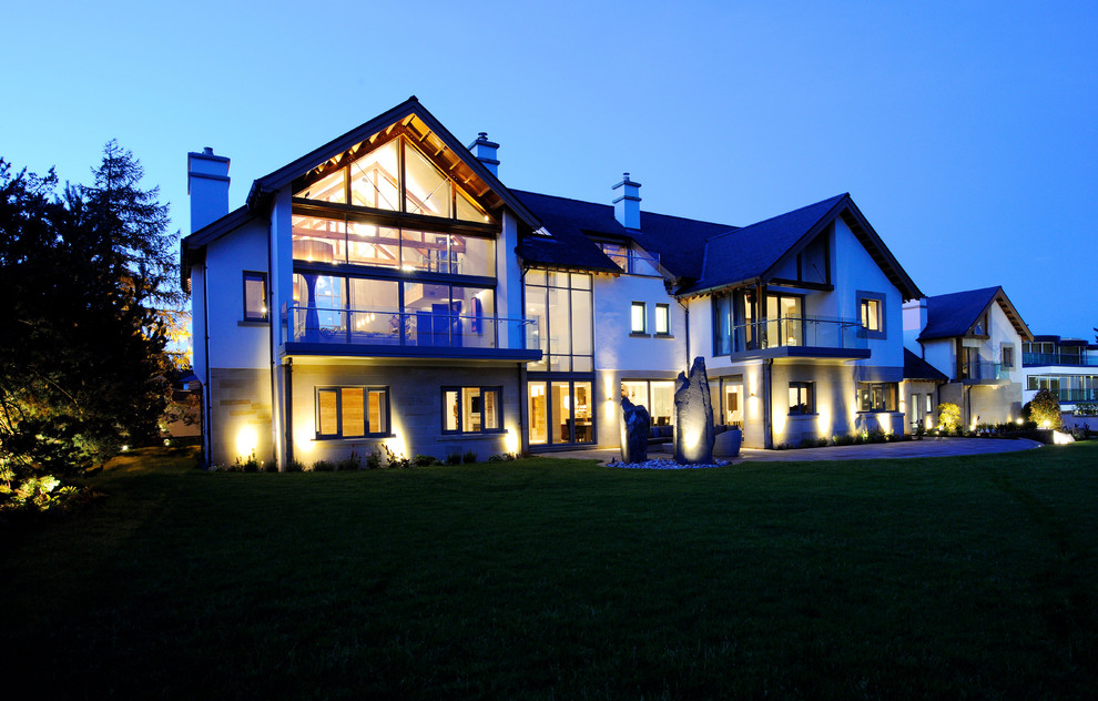Geräumiges, Dreistöckiges Modernes Haus mit Backsteinfassade und weißer Fassadenfarbe in Cheshire