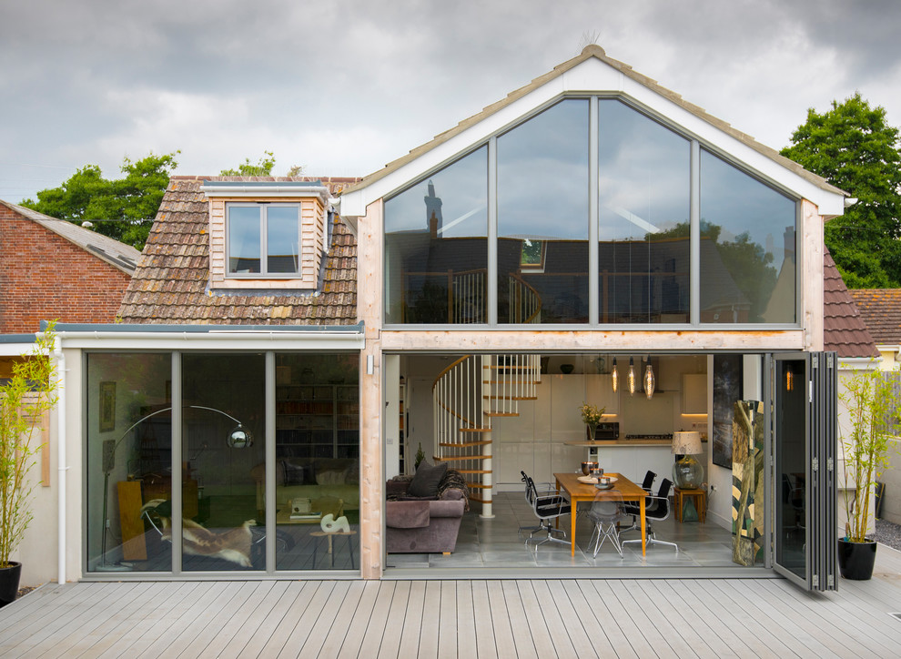 Идея дизайна: двухэтажный, стеклянный частный загородный дом среднего размера в стиле неоклассика (современная классика) с черепичной крышей
