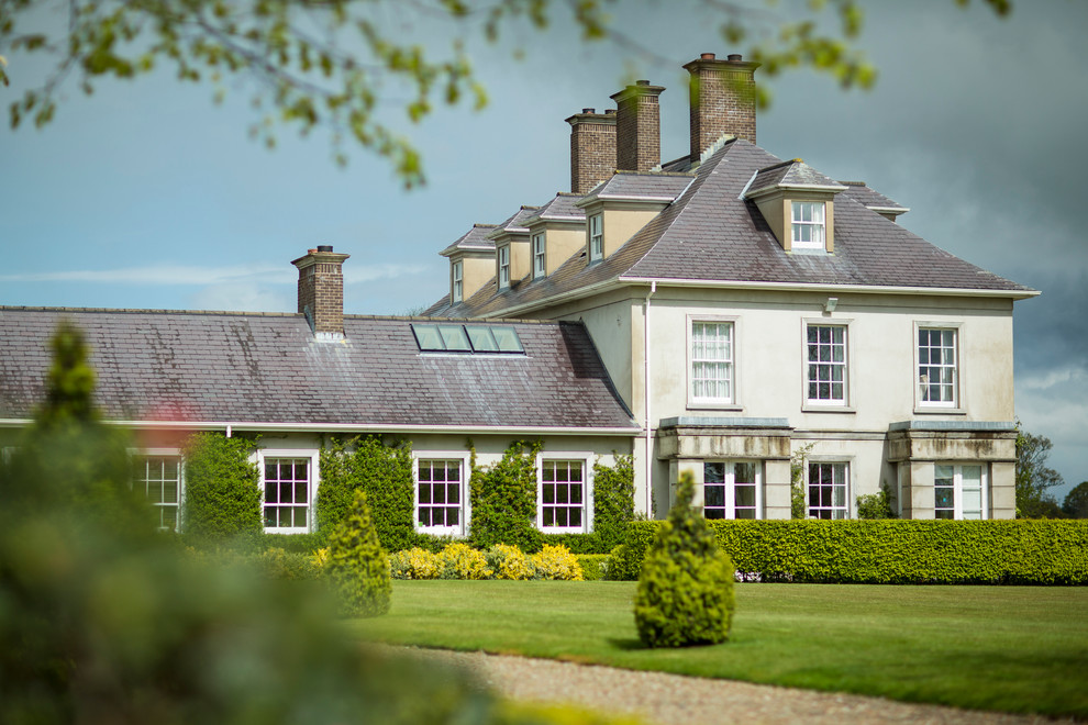 Geräumiges, Dreistöckiges Klassisches Einfamilienhaus mit Steinfassade, grauer Fassadenfarbe, Walmdach und Schindeldach in Berkshire