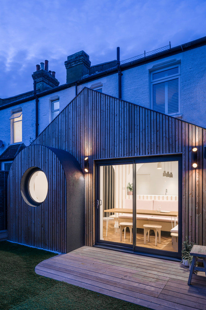 Idee per la facciata di una casa a schiera piccola classica a un piano con rivestimento in legno, tetto a capanna e copertura verde