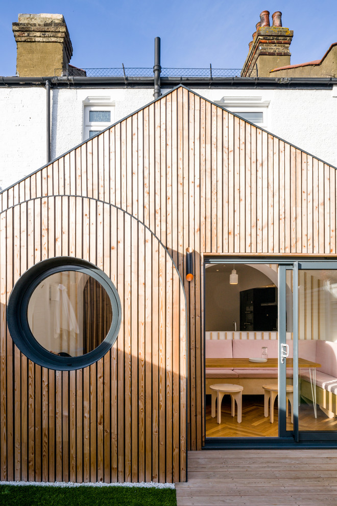 Свежая идея для дизайна: маленький, одноэтажный, деревянный таунхаус в стиле неоклассика (современная классика) с двускатной крышей и зеленой крышей для на участке и в саду - отличное фото интерьера