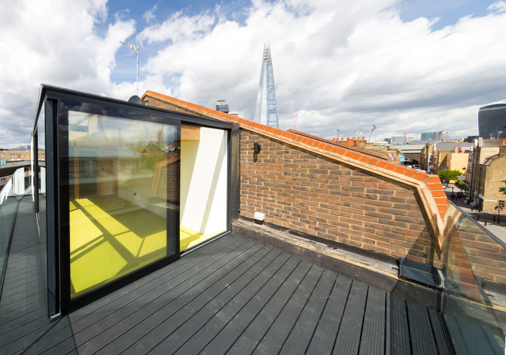 ロンドンにある高級な小さなコンテンポラリースタイルのおしゃれな家の外観 (アパート・マンション、ガラスサイディング) の写真