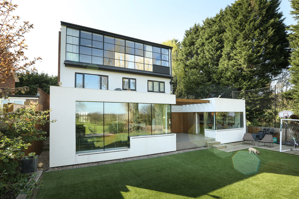 Идея дизайна: кирпичный, разноцветный, большой, трехэтажный частный загородный дом в стиле модернизм с плоской крышей и зеленой крышей