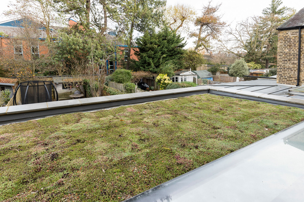 Inspiration for a contemporary house exterior in London with a flat roof.