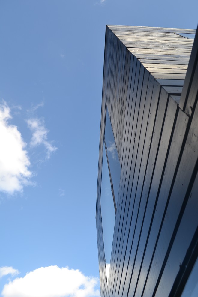 Moderne Holzfassade Haus mit schwarzer Fassadenfarbe und Flachdach in London