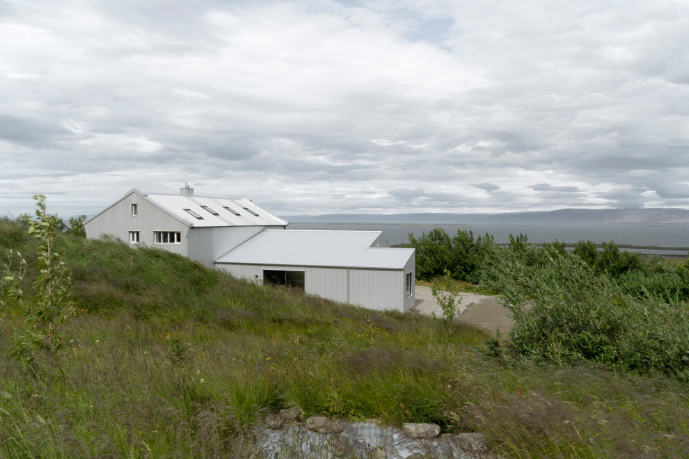 Inspiration för ett stort nordiskt flerfärgat hus, med tre eller fler plan, metallfasad, sadeltak och tak i metall