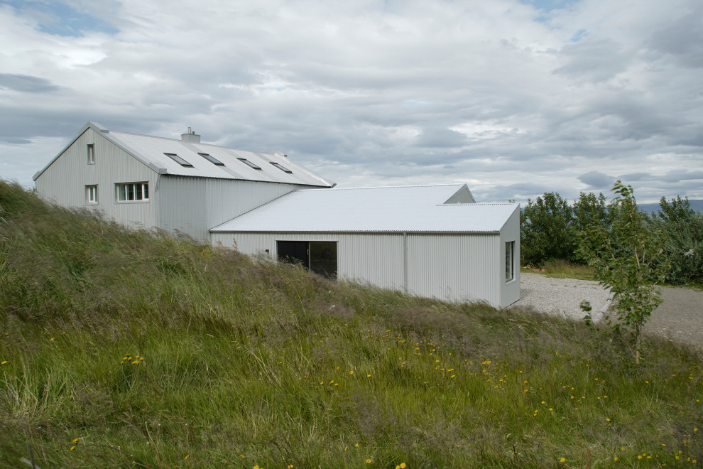 Inspiration för stora skandinaviska flerfärgade hus, med tre eller fler plan, metallfasad, sadeltak och tak i metall