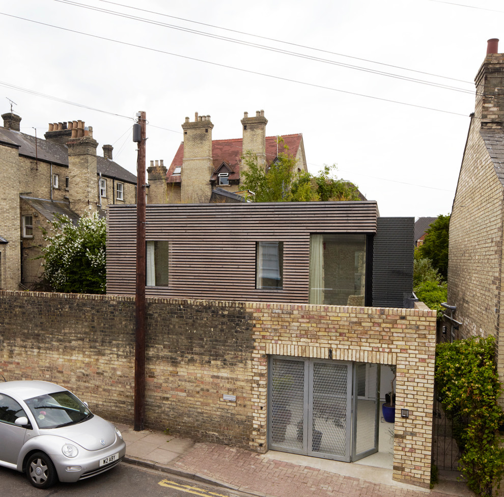 ケンブリッジシャーにあるお手頃価格の小さなコンテンポラリースタイルのおしゃれな家の外観 (混合材サイディング、マルチカラーの外壁、緑化屋根) の写真