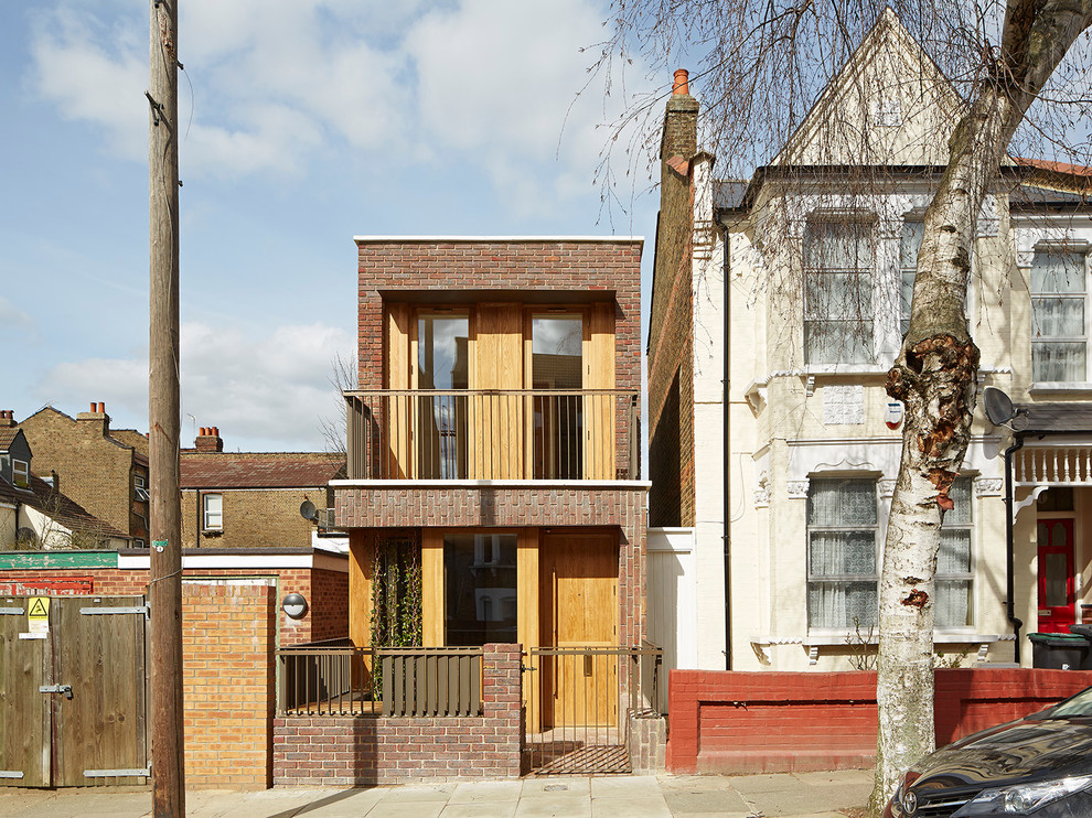 ロンドンにある北欧スタイルのおしゃれな家の外観 (タウンハウス) の写真
