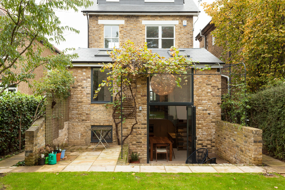 ロンドンにあるトラディショナルスタイルのおしゃれな家の外観 (石材サイディング) の写真