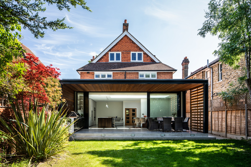 Diseño de fachada de casa roja contemporánea de tamaño medio de dos plantas con revestimientos combinados, tejado a dos aguas y tejado de teja de madera