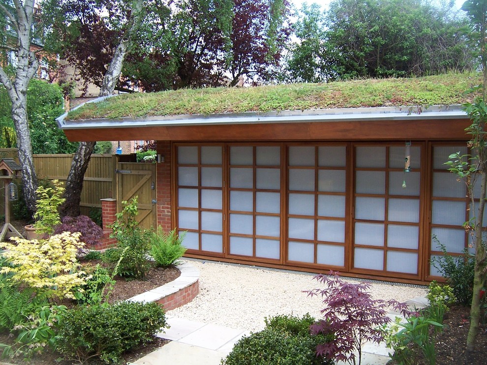 Idee per la facciata di una casa piccola marrone scandinava a un piano con rivestimento in legno