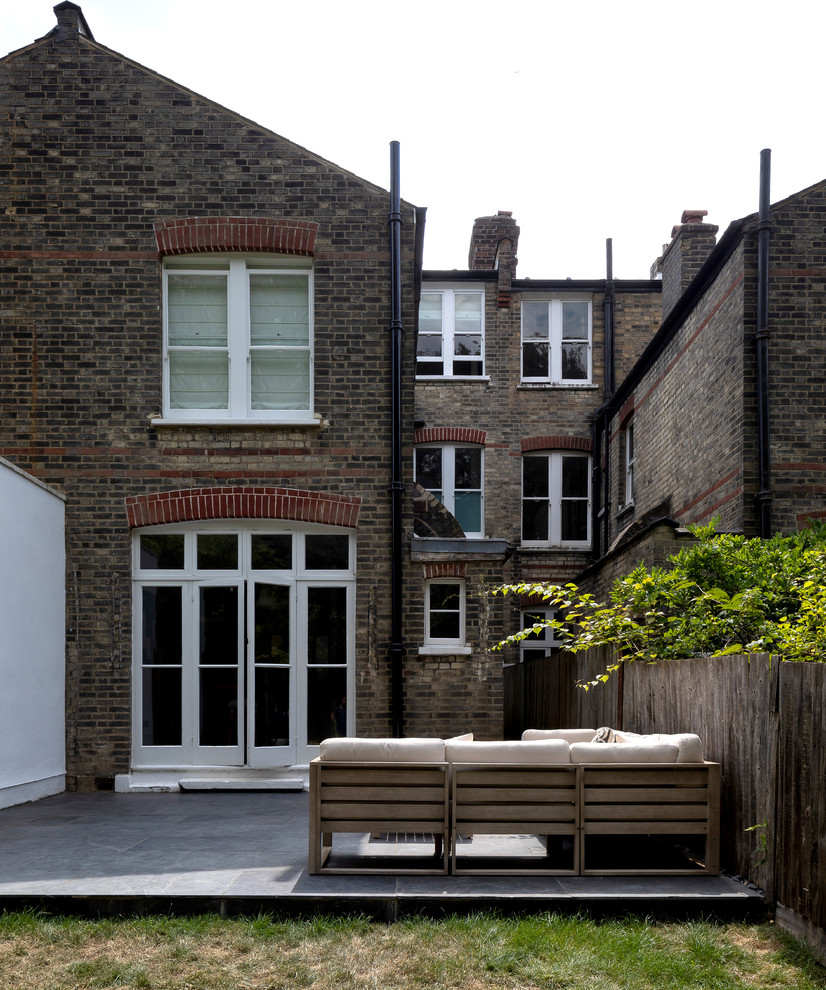 ロンドンにあるお手頃価格の中くらいなヴィクトリアン調のおしゃれな家の外観 (レンガサイディング、タウンハウス) の写真