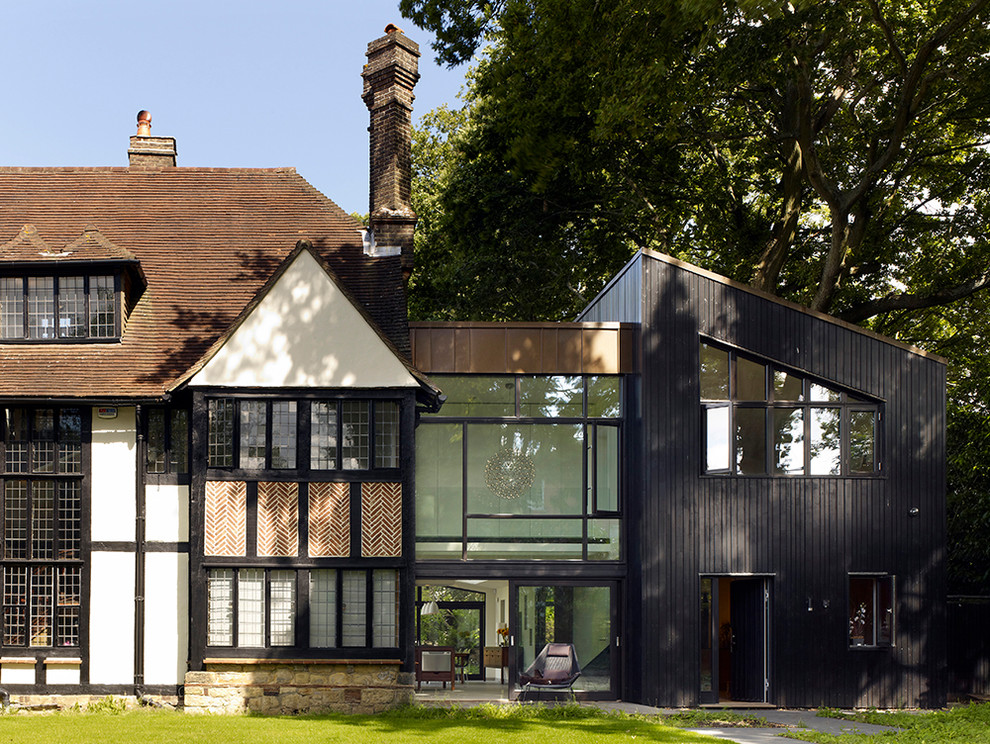 Großes, Dreistöckiges Klassisches Einfamilienhaus mit Mix-Fassade, bunter Fassadenfarbe, Satteldach und Schindeldach in Kent
