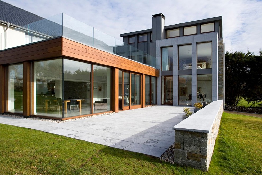 Cette photo montre une façade de maison grise tendance à un étage avec un revêtement mixte.