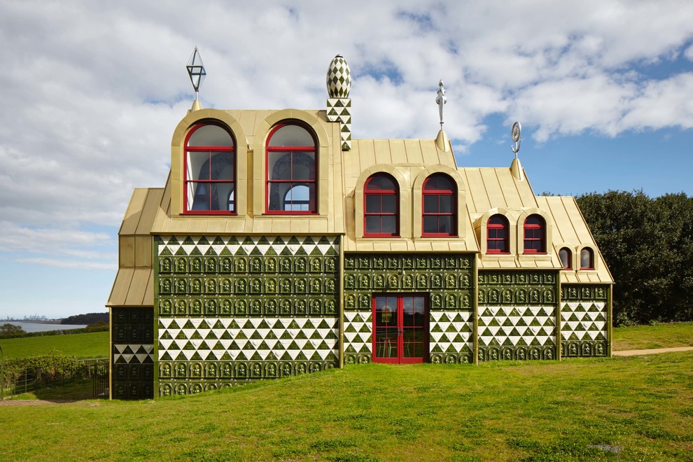 Foto på ett stort eklektiskt grönt hus, med sadeltak, två våningar och tak i metall