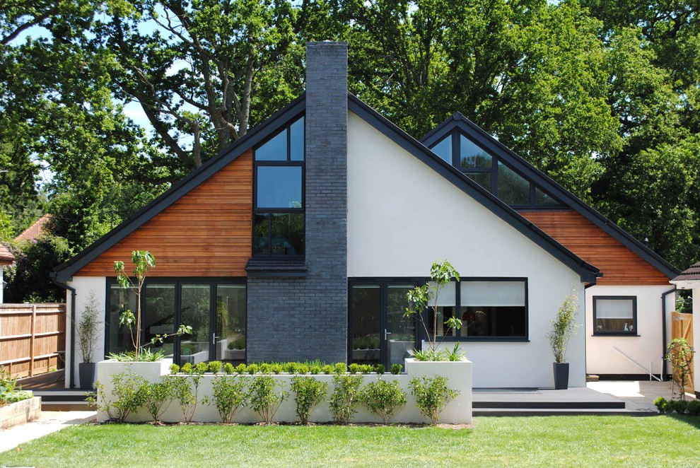 Ispirazione per la facciata di una casa contemporanea a due piani con rivestimenti misti e tetto a capanna