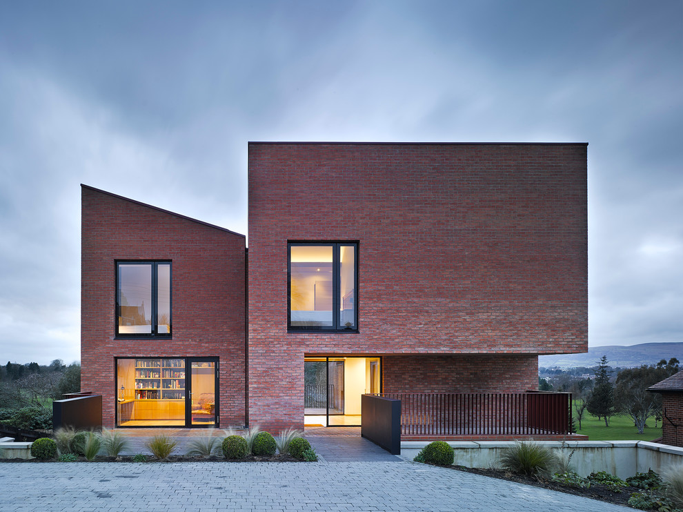 Идея дизайна: двухэтажный, кирпичный, красный дом в современном стиле с плоской крышей