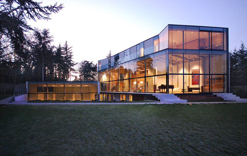 Идея дизайна: большой, трехэтажный, стеклянный, белый дом в современном стиле с плоской крышей