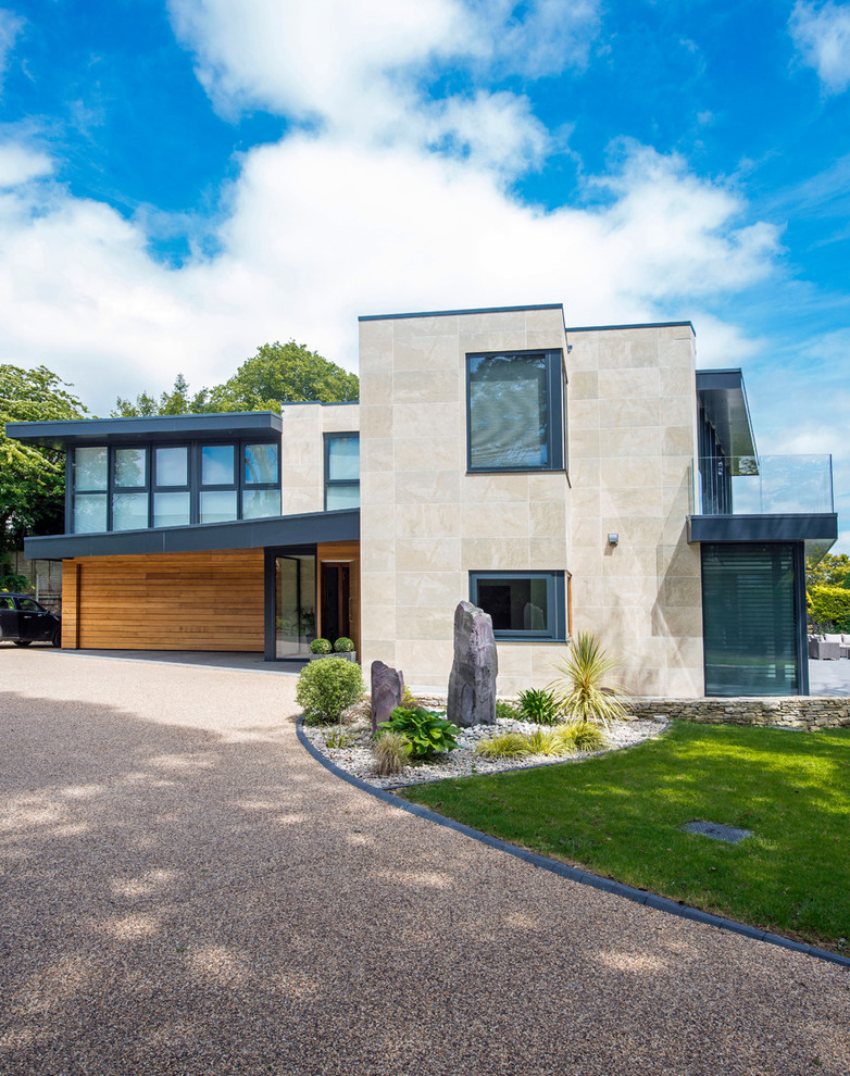 Zweistöckiges Modernes Haus mit Mix-Fassade, beiger Fassadenfarbe und Flachdach in Dorset
