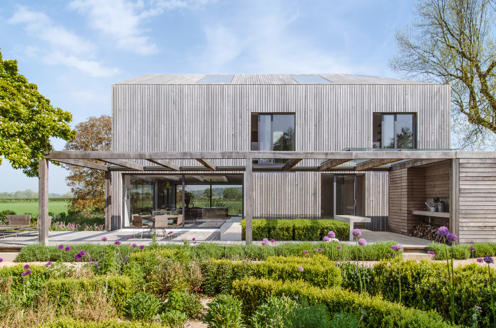 Zweistöckige Moderne Holzfassade Haus mit brauner Fassadenfarbe und Satteldach in London