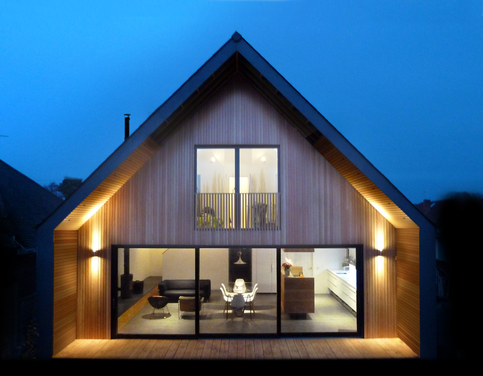 ハンプシャーにある北欧スタイルのおしゃれな家の外観の写真