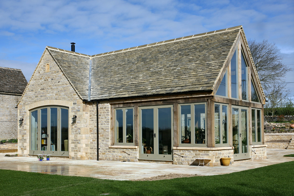 Cette photo montre une façade de grange rénovée nature avec un toit à deux pans.