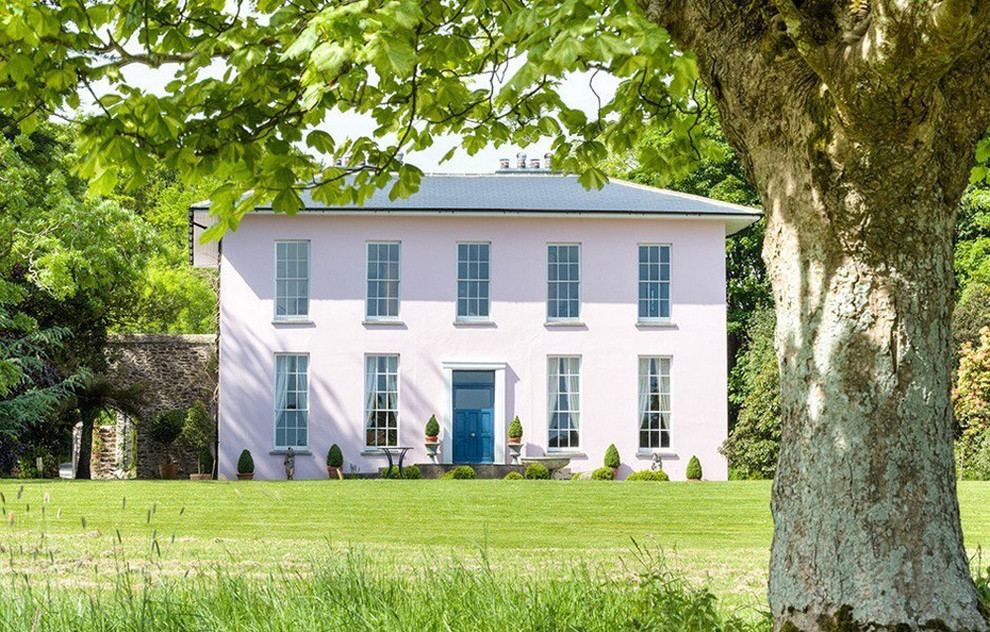 Großes, Zweistöckiges Klassisches Haus mit weißer Fassadenfarbe und Walmdach in Cork