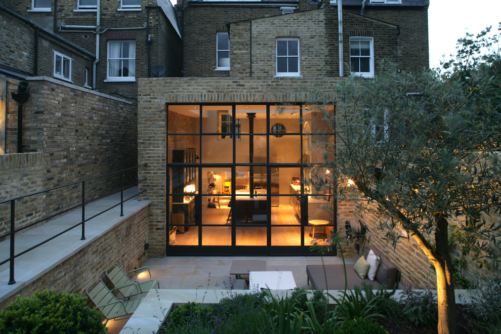 ロンドンにあるコンテンポラリースタイルのおしゃれな二階建ての家 (レンガサイディング) の写真
